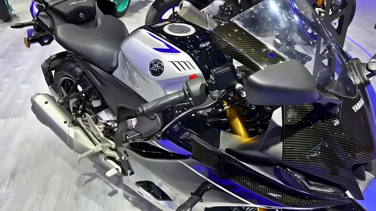 Yamaha R15M का ये नया लुक ! उडा देगा सबके होश... प्यारे से लुक के साथ लॉन्च, जानें कीमत महज इतनी